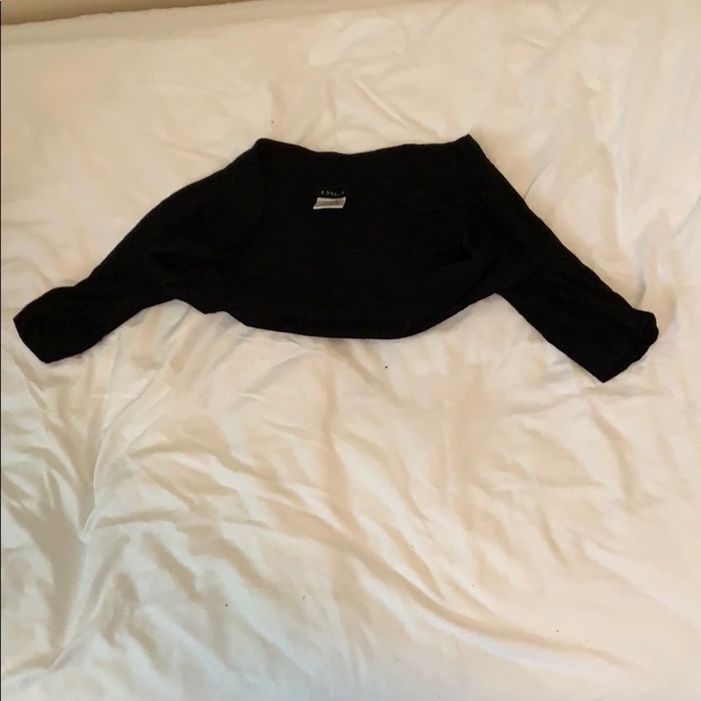 Short sleeve sweater.